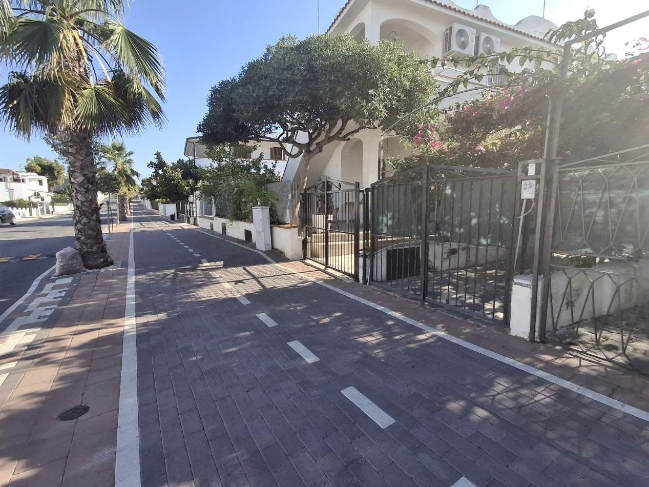 STUPENDO PIANO TERRA CON AMPIO GIARDINO PRIVATO — foto 2