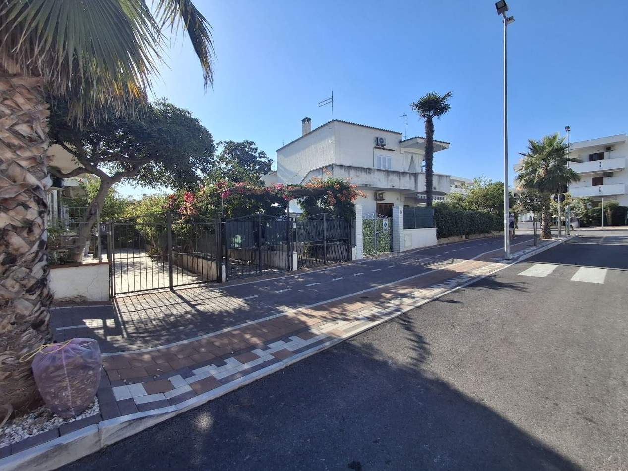 STUPENDO PIANO TERRA CON AMPIO GIARDINO PRIVATO — foto 3