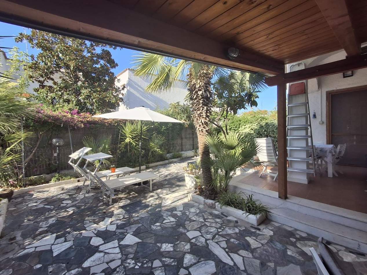 STUPENDO PIANO TERRA CON AMPIO GIARDINO PRIVATO — foto 9