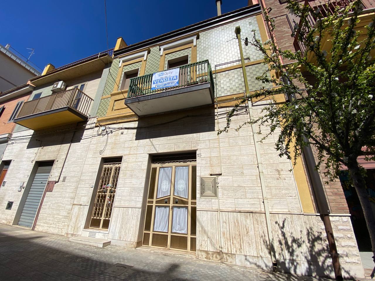 SOLUZIONE INDIPENDENTE CON TERRAZZO E LOCALE AL PIANO TERRA — foto 1