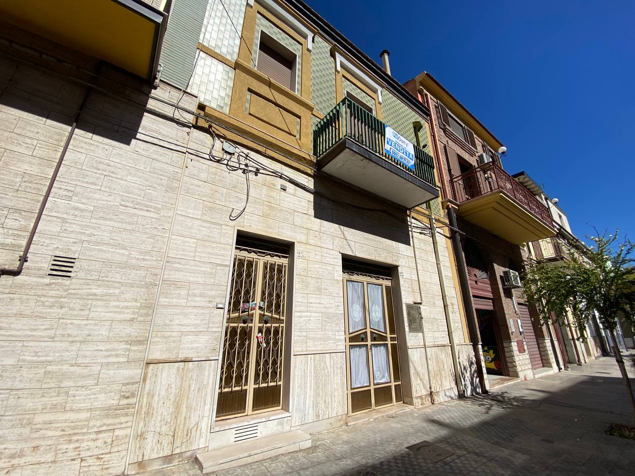 SOLUZIONE INDIPENDENTE CON TERRAZZO E LOCALE AL PIANO TERRA — foto 2